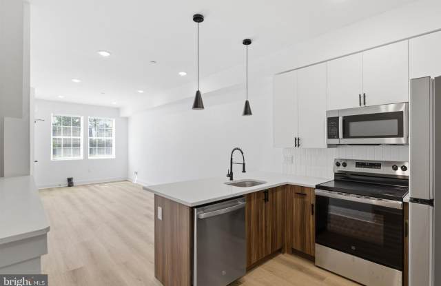 2532 N 11TH Street