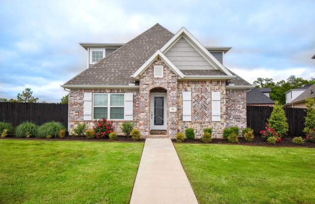 Luxurious 4 Bedroom, 3.5 Bathroom Home in Fayetteville!! - 716 North Malbec Road, Fayetteville, AR 72704