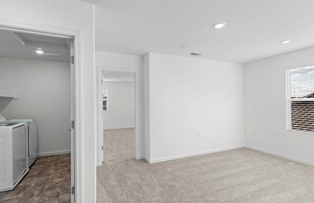 **** MOVE IN SPECIAL- 1/2 OFF FIRST MONTH RENT ****