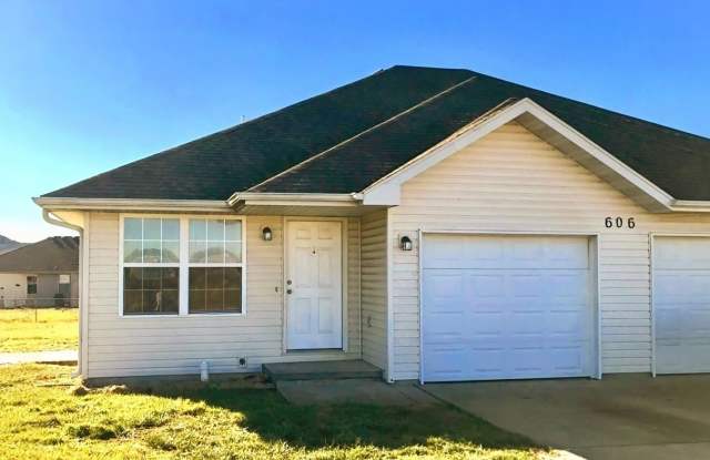 Wonderful Duplex in Clever MO - Available Now