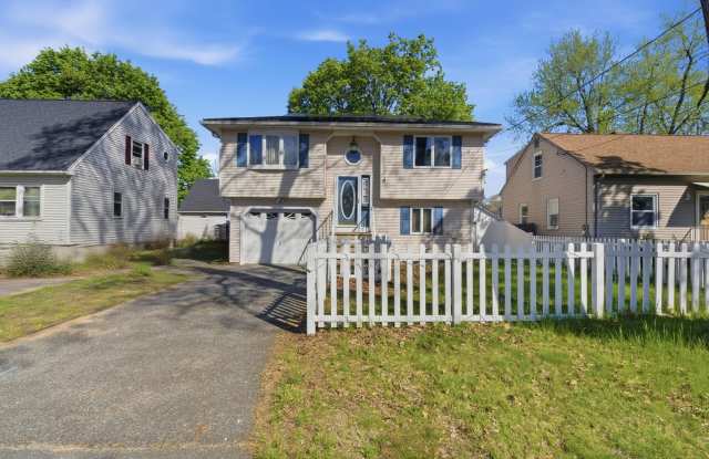 Move-In Ready 3 Bedroom Single Family House in Springfield!