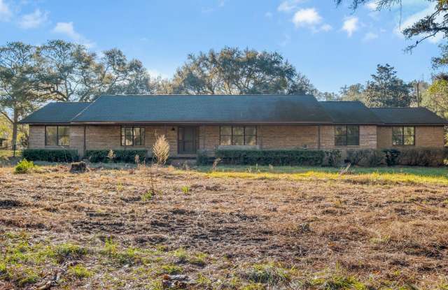 Photo of 5 bed 2.5 bath home with acreage