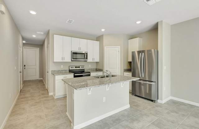 5694 SE Edgewater Circle