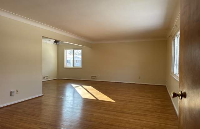 2128 Collinway Street