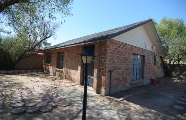 Remodeled 1 Bedroom 1 Bath House! Central Tucson Location!