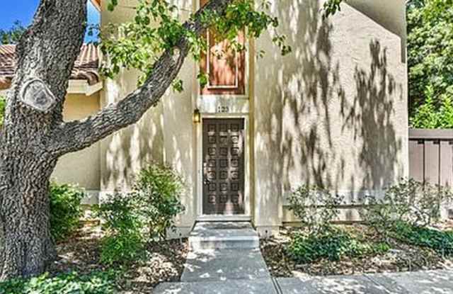 Beautiful 3 Bd/2 Ba Walnut Creek Townhouse available now for lease! Close to Pleasant Hill BART, freeway access (Hwy 680), walking trails, and shopping/restaurants. photos photos