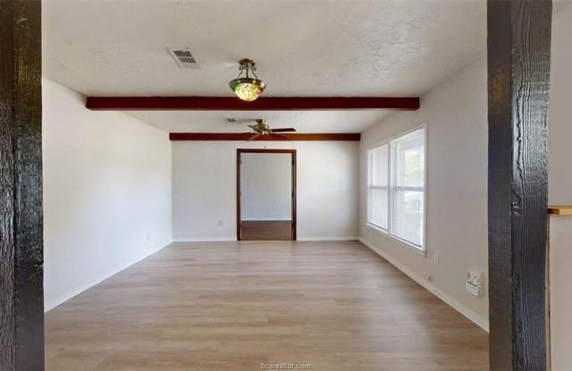 911 East North Avenue