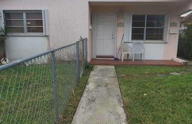 9062 SW 38 st - 9062 SW 38th St, Westchester, FL 33165