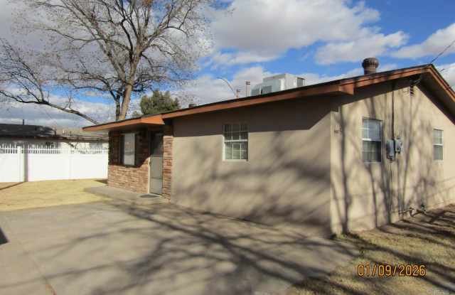 605 1/2 W Quay Avenue