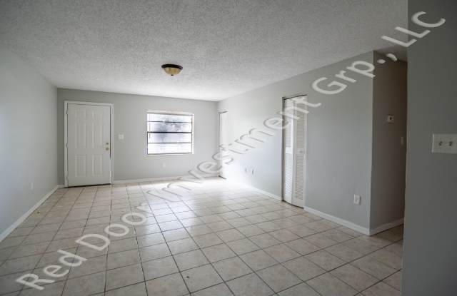 Large 3/1 Duplex with Laundry Room