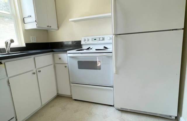 Quiet and Cozy Two Bed in SW Portland 5 plex~ Open Floor Plan~ Washer/Dryer in Unit~ Great Shared Outdoor Space~ Off Street Parking!~