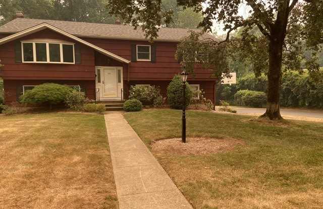 389  Queens Court