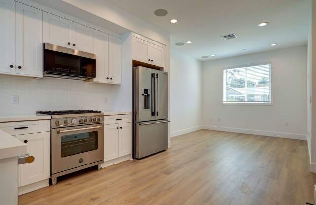 Photo of ***MOVE-IN SPECIAL 2 WEEKS FREE RENT*** Fantastic Multi-Level Townhome - 2 bed plus Den/Office/3rd bedroom and 3 bath with garage in Mid-City Lafayette