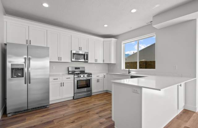 Photo of 521 W 1760 N - 25