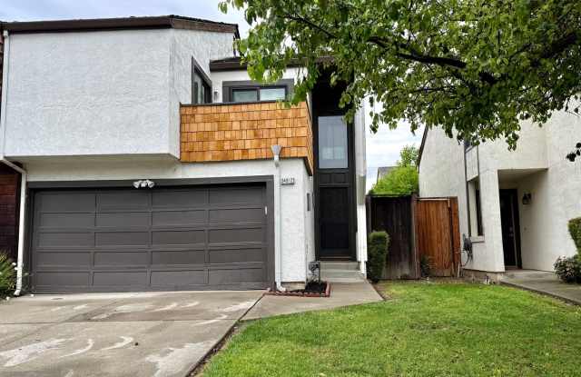 $3490 -- Beautifully Upgraded 3BR Townhome in Northgate