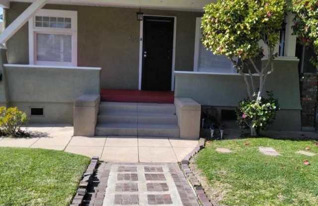 819 N Dos Robles Place