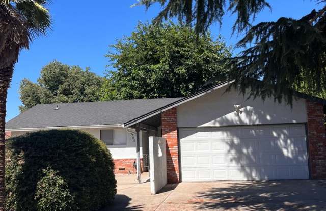 3 Bedroom/2 Bath House Close to Shopping