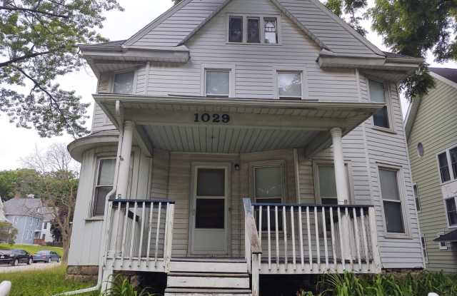 Huge 4 Bedroom 2,5 Bathroom 2 Car Garage House