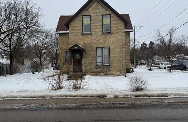 Photo of 825 9th Ave N