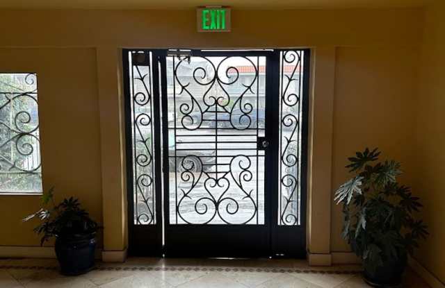 Spacious 1 Bedroom Winnetka Condominium for Lease! Move In Ready!