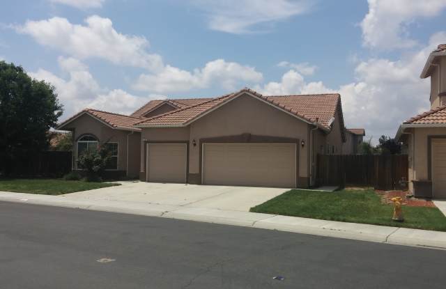 4 Bedroom 2 Bath Home on Lemoore Golf Course