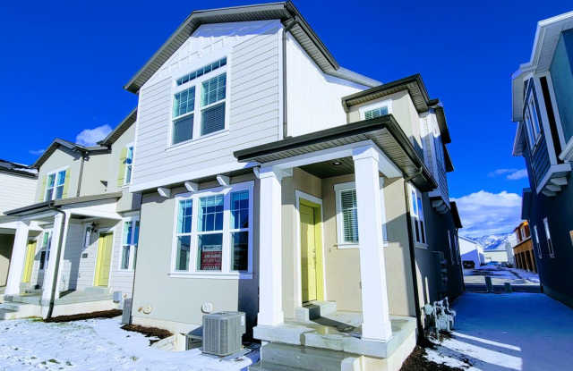 Incredible IVORY TOWNHOME!!
