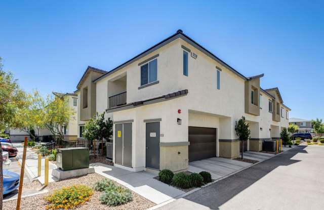 Modern Comfort in Las Vegas: 3-Bedroom Gem with Pool Access