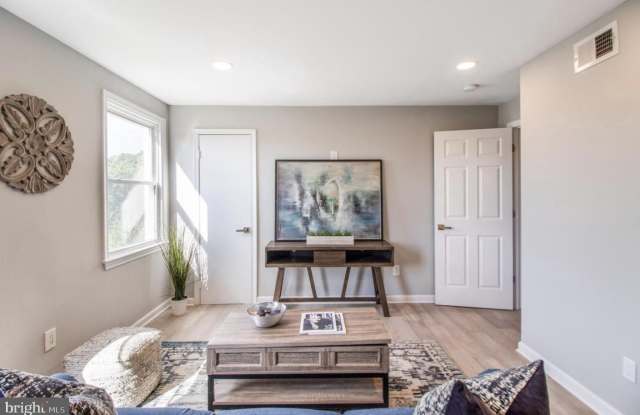 1149 SUMMIT Street NE unit: 2