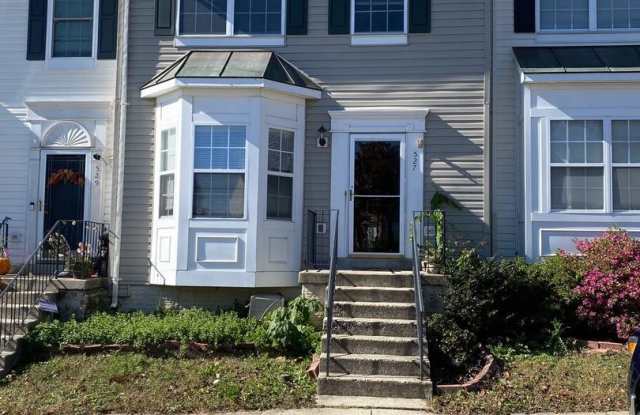 527 LILAC TER NE
