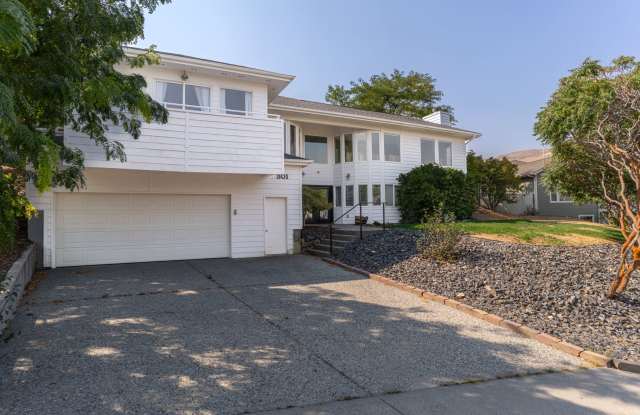 Beautiful 3 Bedroom 3 Bathroom Home With Stunning Views