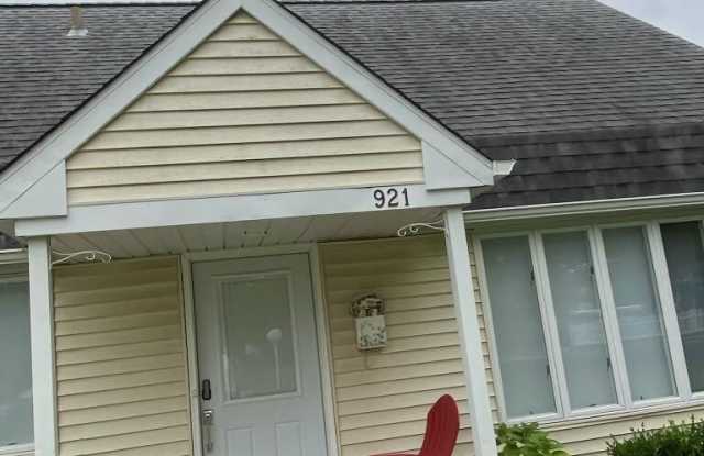 921 Woodgate Avenue