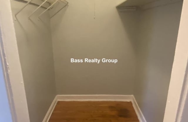 5945 North Greenview