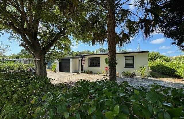 125 NW 120th Ter