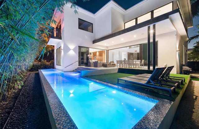 7801 Miami View Dr