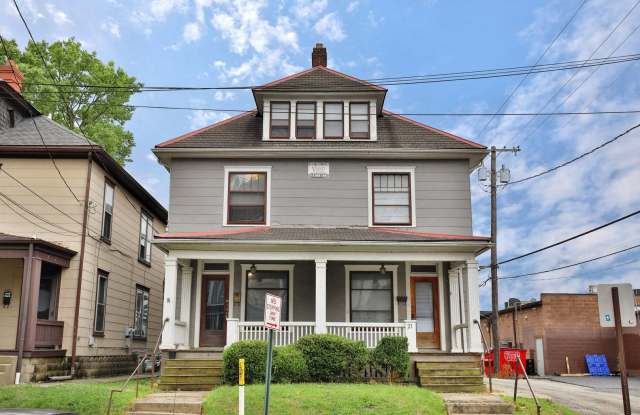Photo of Large 4 Bedroom North Campus Townhouse - 1st house from High Street