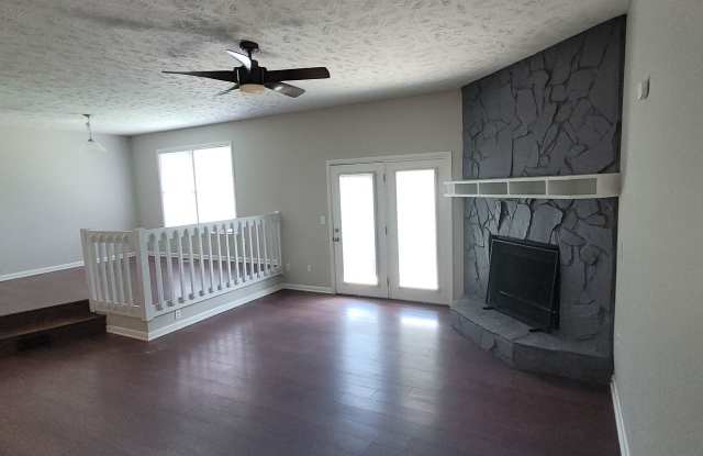 Clean 3 bedrooms, 2 baths, single garage w/remote control, and fenced yard!!