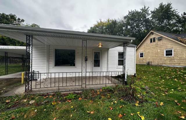 Charming house features 2 bedrooms and 1.5 bathrooms