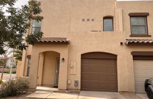 Move-In Special! End Unit Tempe Townhome w/Garage *NEW* Paint  *NEW* Carpet