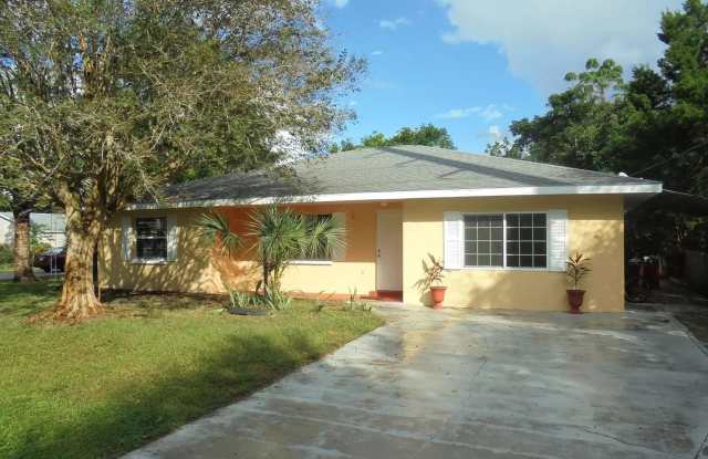 Sarasota home, 4/2, with great outdoor space and finished lanai