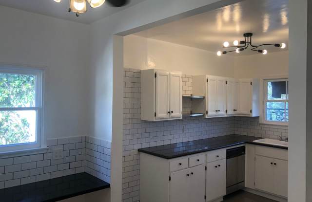 ******* BEAUTIFUL FRENCH NORMANDY STYLE 2BR APARTMENT *******