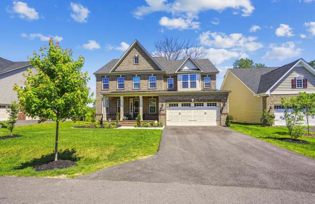 EXQUISITE 5BR, 4.5BA HOME, IN THE OAK CREEK GOLF COURSE COMMUNITY AWAITS YOU!