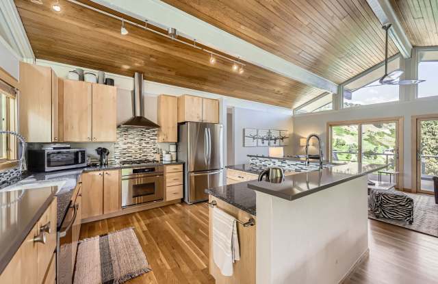 Stunning 4 BDR/2BA Mountain Retreat