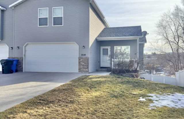 3 bed 2.5 bath 2 car garage house - Pet friendly