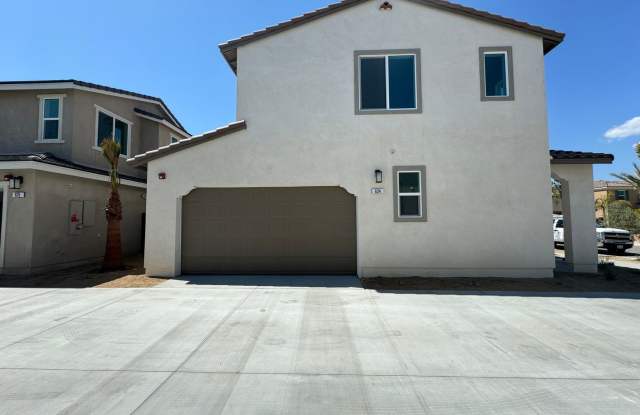 AVAILABLE NOW!! 3 Bedroom / 2.5 Bath Home in Cathedral City!