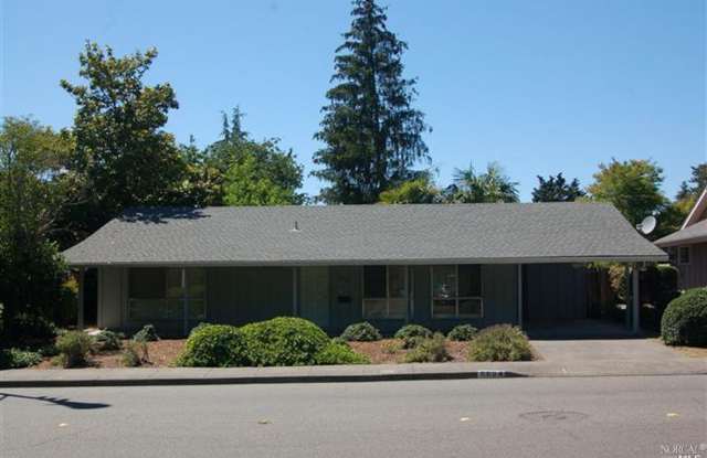 Beautiful 2/2 home in Oakmont with a large fenced yard