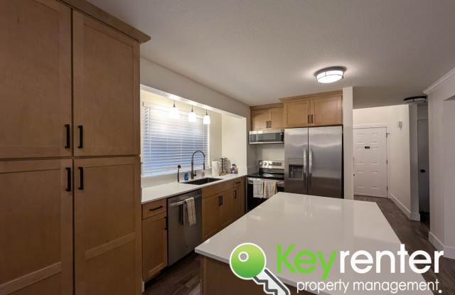 Modern 3 Bedroom, 2.5 Bathroom Fully Furnished Puyallup Duplex in Prime Location