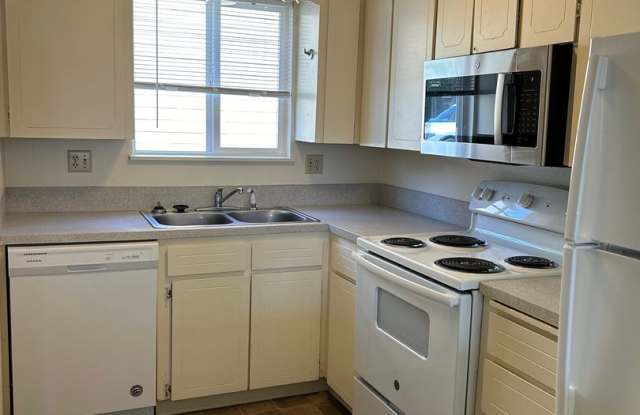 (749) Jackson Square - 2 Bedroom / 1.5 Bathroom Townhome – Albany