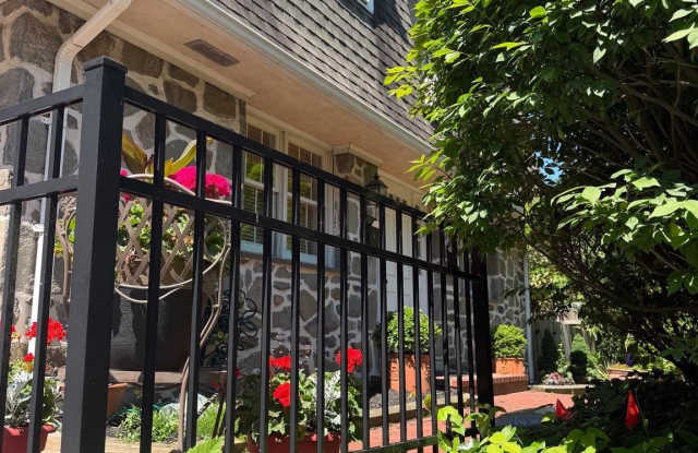 104 W MONTGOMERY Avenue