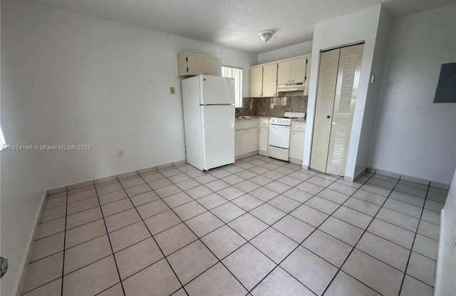 Photo of 290 E 7th St