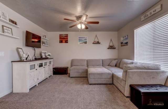 3 Bedroom Fossil Hills Townhome. Dog Friendly!
